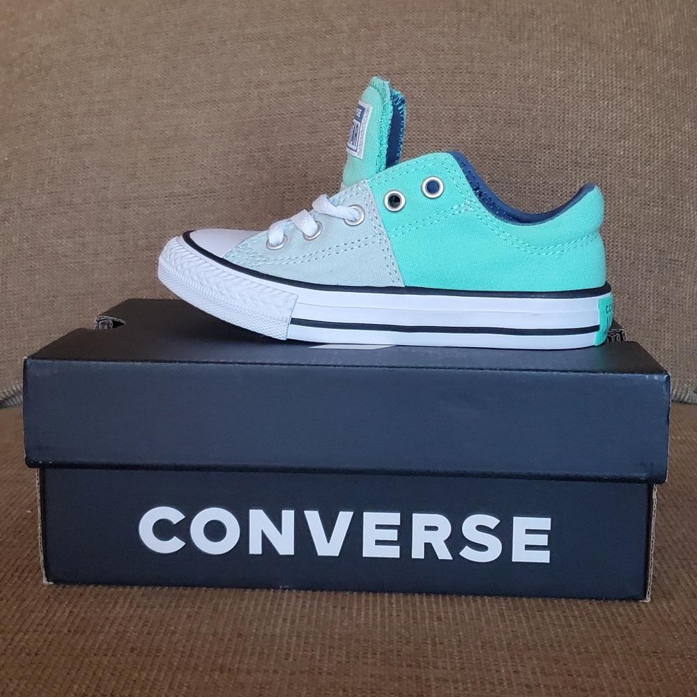 NWT Converse Junior Size 11 Green Shoe